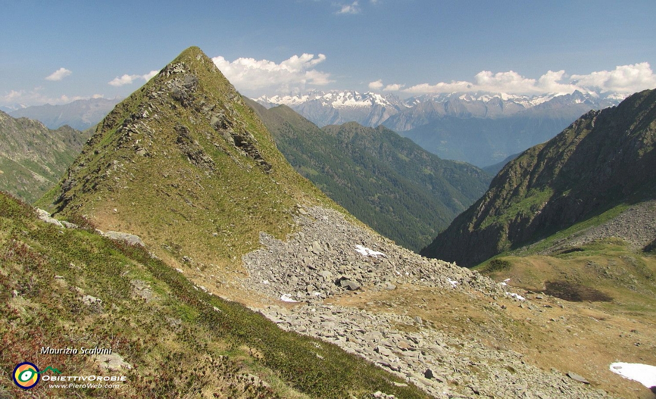 30 Panorama verso la Valtellina, con l'aguzzo dente del Pizzo del Vento....JPG